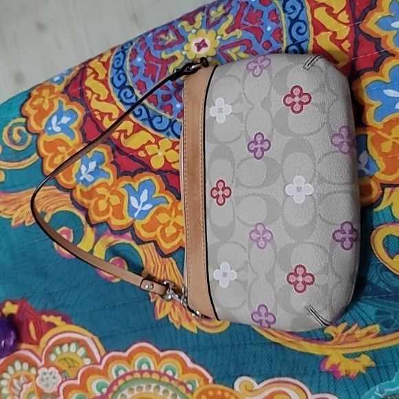 Coach Peyton signature clover wristlet - Picture 2 of 5